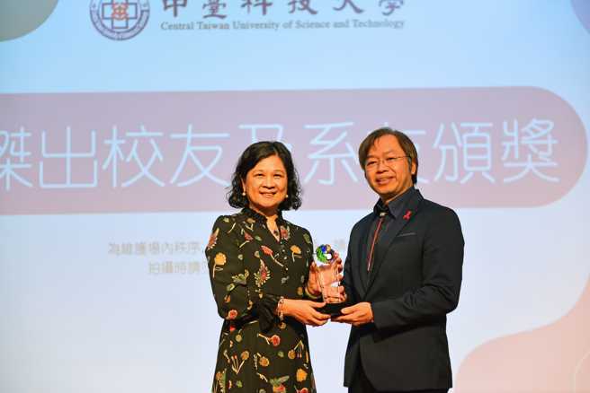 中臺科大陈锦杏校长(左)颁奖给杰出校友许宏彰先生。(照片/中臺科大提供)