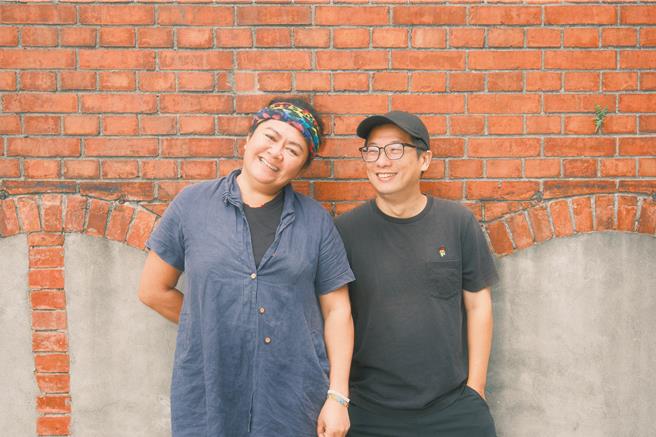 巴奈(左)与制作人柯智豪联手打造台语专辑《夜婆》。（锦川音乐提供）