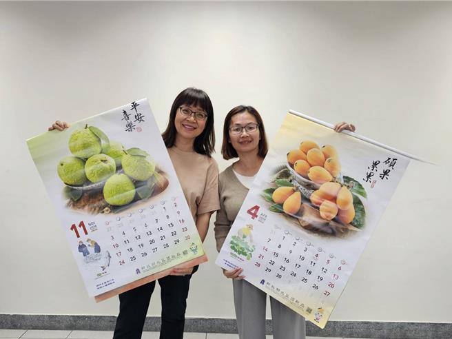 财政部北区国税局基隆分局自27日起，开放民眾捐赠发票便可免费兑领精美的水果月历。（国税局基隆分局提供／张志康基隆传真）