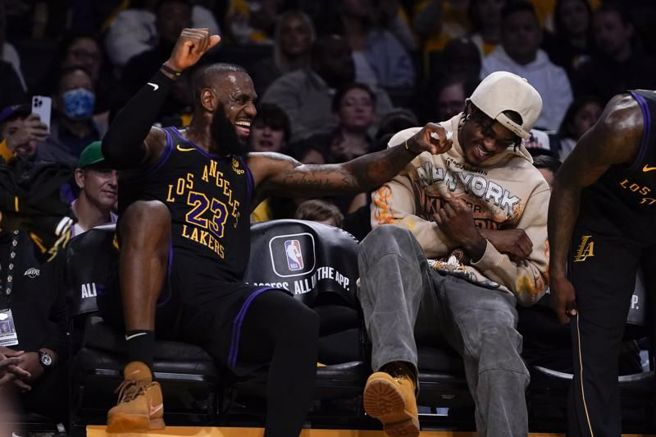 湖人球星詹姆斯(左)在板凳区休息。（美联社）