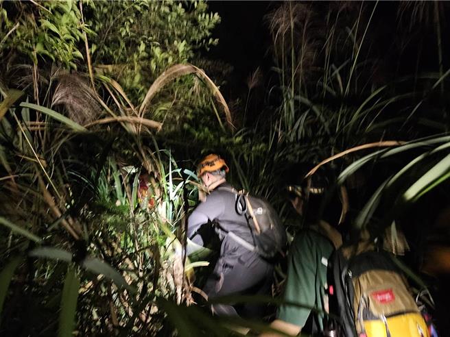 新北市一名少女今（22）日挑战剑龙棱纵走路线，途中因迷路在下午1时许打电话向消防人员求救，并在6时许由消防人员带下山，结束迷途惊魂。（新北市消防局提供）