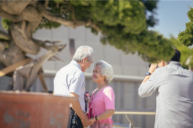 高雄一家纳骨塔业者大吉座22日在生命园区举办「银髮族婚纱拍摄派对」活动，图为银髮族拍摄沙龙照。（吉园提供／林瑞益高雄传真）