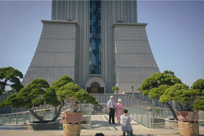 现代人观念开放，高雄一对银髮族22日报名参加大吉座举办的「银髮族婚纱拍摄派对」活动，在纳骨塔前合影。（吉园提供／林瑞益高雄传真）