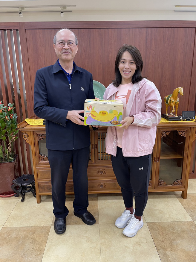 佛光大学奥运菁英讲座邀请举重女神郭婞淳(右)出席和同学们分享她的运动生涯心路歷程。(佛光大学提供)