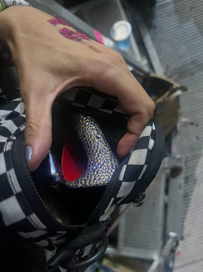 歌迷捡到泰勒丝坏掉鞋子掉落的鞋底，被大讚是当日最幸运的人。（图／摘自推特）