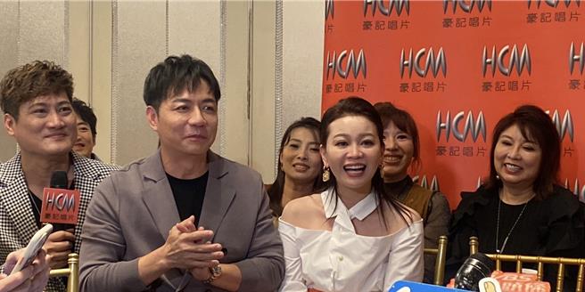 陈随意（左）、谢宜君夫妇檔22日出席「YouTube豪记频道飙破100万订阅用户」庆贺记者会。（许雅淳摄）