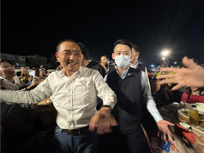 国民党总统参选人侯友宜（左）22日晚间出席无党籍议员林冠维举办餐会，乡亲热情簇拥，争相与他握手。（曹婷婷摄）