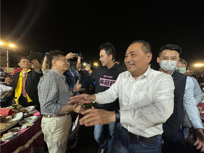 国民党总统参选人侯友宜22日晚间出席无党籍议员林冠维举办餐会，乡亲热情簇拥，争相与他握手。（曹婷婷摄）