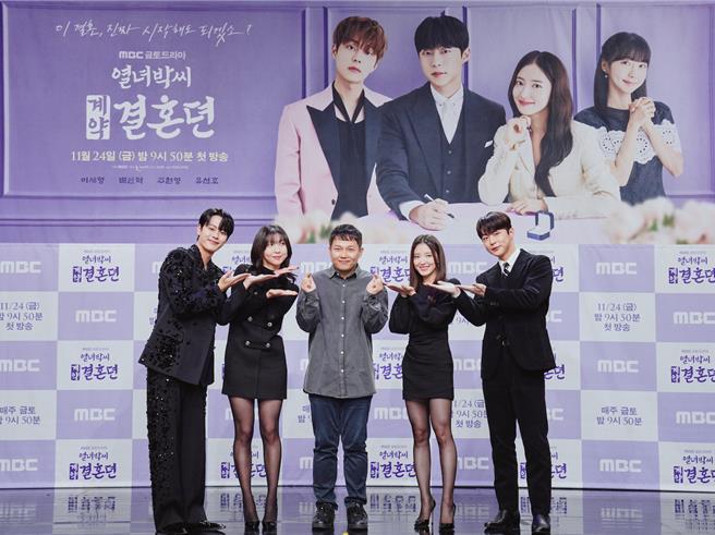 柳善皓（左起）和朱玄英、导演朴尚勋、李世荣、裴仁爀22日出席《烈女朴氏契约结婚传》记者会。（friDay影音提供）