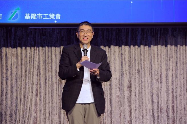 基隆市的大武崙工业区及六堵科技园区，今年恰好都成立50周年，22日晚间于基隆长荣彭园会馆举行周年餐会。基隆市长谢国梁与强调市府推动建照审查精进、工业区立体化等有感政策，期盼创造更多的就业机会，提升园区厂商经济产值。（基隆市政府提供／徐佑升基隆传真）