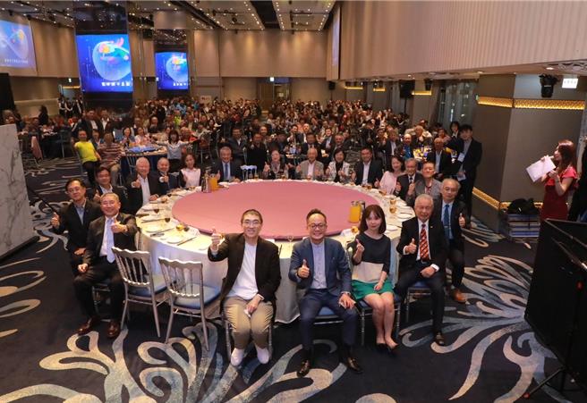 基隆市的大武崙工业区及六堵科技园区，今年恰好都成立50周年，22日晚间于基隆长荣彭园会馆举行周年餐会。图为基隆市长谢国梁（前排左一）、基隆市议长童子玮（前排左二）与各界工商代表合影。（基隆市政府提供／徐佑升基隆传真）