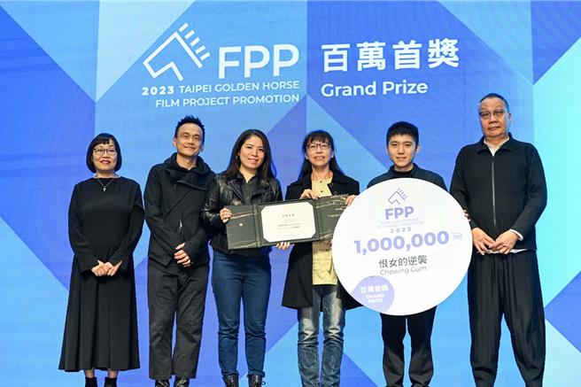 李宜珊（左三）首部長片企劃《恨女的逆襲》勇奪百萬首獎。（金馬執委會提供）