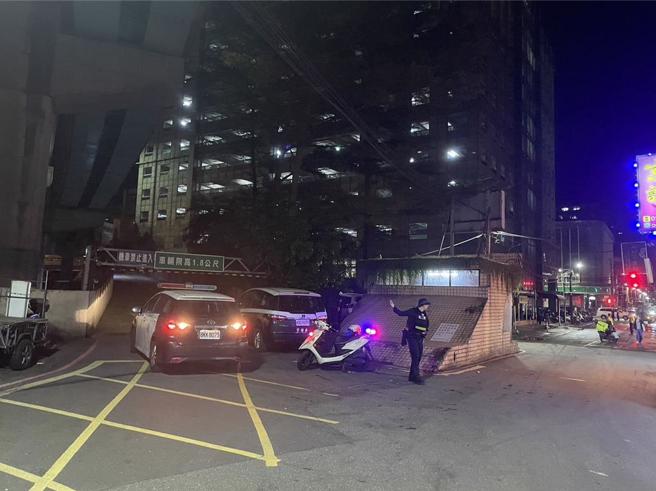 基隆市成功立体停车场22晚间传出坠楼意外，一名72岁纪姓老翁倒卧停车场车道旁空地，血迹斑斑，已明显不治。（翻摄画面／徐佑升基隆传真）