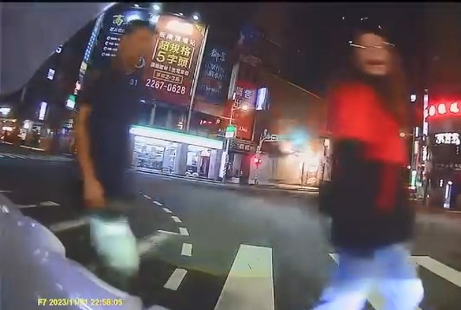 行人闯红灯与骑士在大马路上互呛。（爆怨2公社）