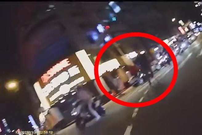 行人气不过，还企图追上骑士理论。（爆怨2公社）