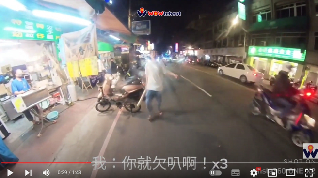 宾士驾驶意图违停，不满被骑士按喇叭，下车拿球棒作势打人。(图／影片截图)