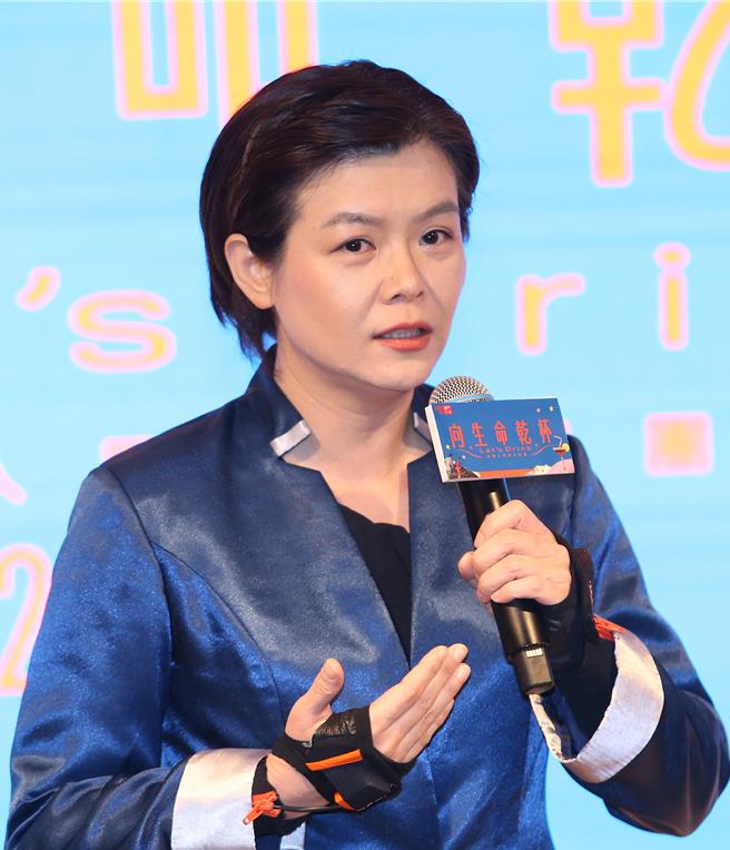 拉縴人合唱团21日演出《向生命乾杯》，音乐总监洪晴潆身穿感应装置，透过5G运算技术将指挥时的动作转化成抽象的画面，呈现在大型萤幕上。（范扬光摄）