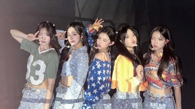 Hanni直播说公司不给学韩文「ADOR」发声明澄清。（图／newjeans_official IG）