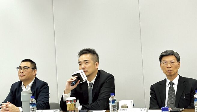 长佳机电董事长王才翔（中）、副董事长黄添春（右）、总经理吴阳明（左）21日出席法说会，说明未来营运展望。图／沈美幸