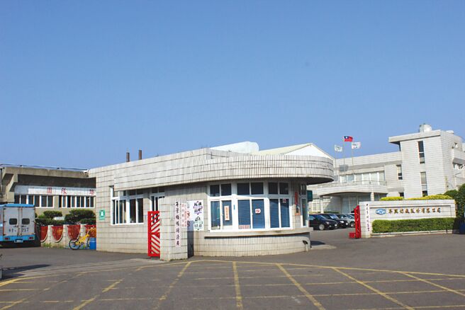 年兴总经理蔡树轩21日在证交所召开重讯记者会，宣布苗栗后龙厂将停工。图／本报资料照片