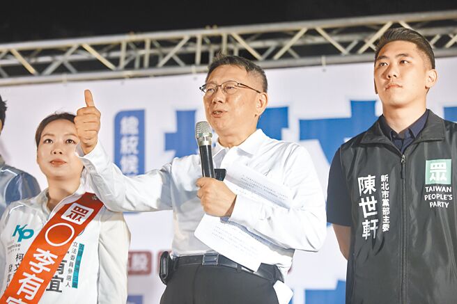 民眾黨總統參選人柯文哲（中）21日出席立委參選人李有宜（左）競選總部成立大會。（張鎧乙攝）