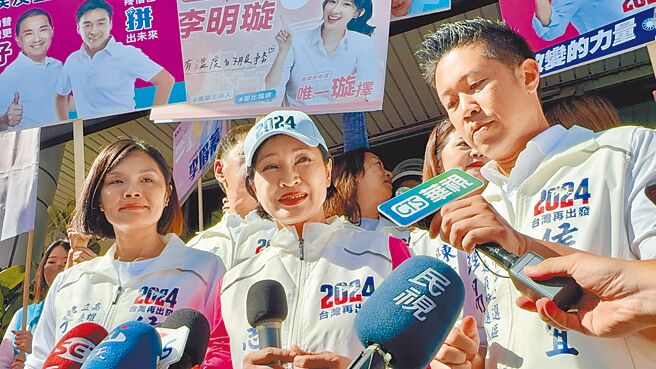 藍白合陷僵局，傳出國民黨擬定備案將推「侯柯配」，意即總統參選人侯友宜搭配智庫執行長柯志恩（前中）參選。柯志恩21日認了，藍營人選有很多備案。（柯宗緯攝）