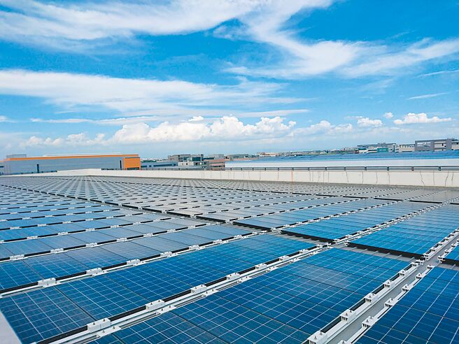 绿色和平东亚办公室21日发布企业评比，指台积电再生能源占比仅达10％，远远落后英特尔的93％及三星的31％。图为太阳光电模组。（经济部提供）