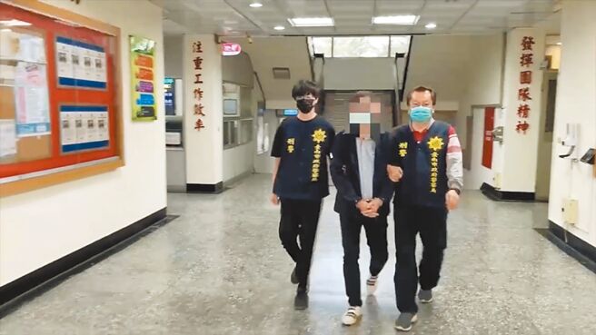 台南市北门区15日发生枪击案，吴男、黄男双方因光电工程纠纷酿衝突；神隐多日的吴男（中）21日到台南市警察局刑警大队投案。（读者提供／张毓翎台南传真）