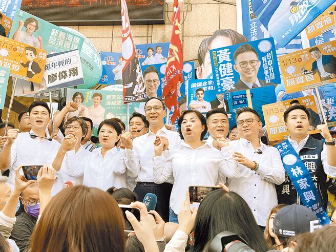 国民党主席朱立伦（中）、台中市长卢秀燕（左三）陪同国民党提名的台中市立委参选人联合登记。（林欣仪摄）