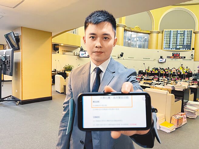 台南市议员蔡宗豪21日在台南市议会质询指出，台南市青年台湾队协会以赞助为名，号召大学社团、系所在网路帮民进党总统参选人赖清德按讚、留言、分享衝声量，完成任务即可领取3000元以上的赞助金，明显政治进入校园。（洪荣志摄）