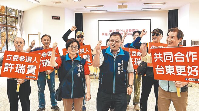 2024立委選舉登記第2日，今年初重返國民黨的許瑞貴（中）在有違黨紀之虞下，由妻少及數名國中小同學陪同，以無黨身分完成參選登記。（蕭嘉蕙攝）