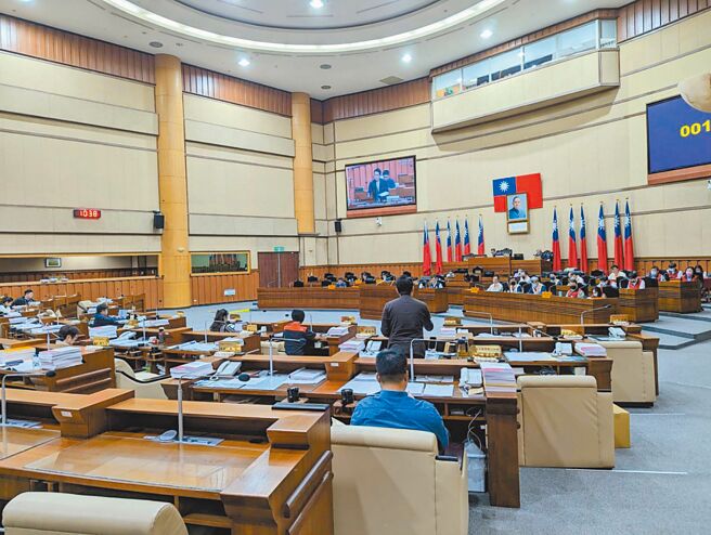 基隆市议会21日审查基隆市政府明年总预算，多位议员对市府编列基隆捷运专案办公室预算提出质疑。（张志康摄）