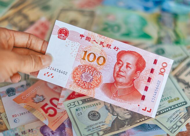 在人民币兑美元中间价21日持续大涨拉动下，在岸、离岸人民币兑美元匯率双双升破7.14关口。（中新社）