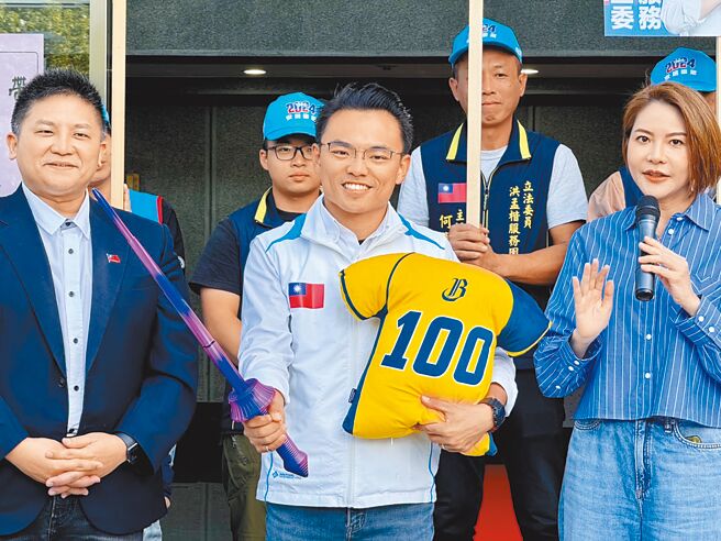 国民党提名的不分区立委陈菁徽（右）、吴宗宪（左）21日陪同新北市立委一选区参选人洪孟楷（中）登记，分别致赠「黄金战衣」及「斩妖除魔剑」给洪，盼洪继续为民喉舌。（洪孟楷提供／高钧麟新北传真）