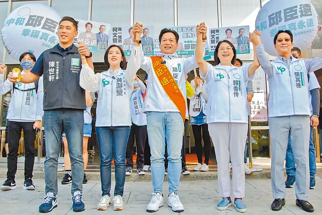 民眾党立委赖香伶（右二）、张其禄（右一）及「学姐」黄瀞莹（左二）与新北市议员陈世轩（左一）21日力挺八选区立委参选人邱臣远（中），并致赠吉祥物。（邱臣远提供／高钧麟新北传真）