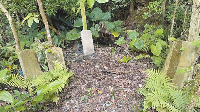 新竹县道卡斯族文化协会提报竹堑社卫家墓碑为一般古物，目前存放于关西暗潭。（新竹县府提供／邱立雅竹县传真）