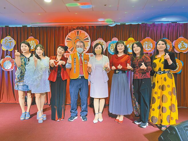 蔡衍明爱心基金会21日在新竹荣家举办「让爷奶成为心中的宝」公益演唱会，蔡衍明爱心基金会主任周哲仁（左四）、新竹荣家主任白恩惠（右四）与多位资深艺人一起和长辈同欢。（王惠慧摄）