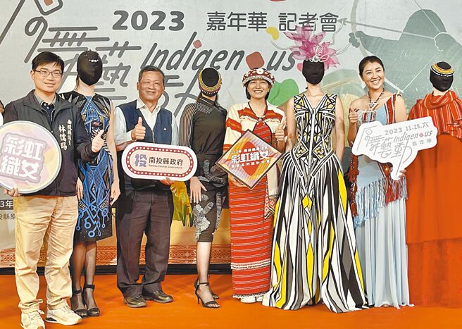 南投县长许淑华（右二）21日在「原舞艺动嘉年华」记者会宣布调高体育奖助学金，亚运金牌奖励金从5万元调高至30万元，县议员林儒旸（左一）、林婷立（右四）等人予以肯定。（杨静茹摄）