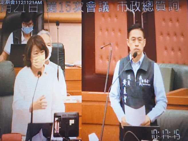 嘉义市长黄敏惠（左）21日在市议会答询市议员黄盈智（右）质询时，痛批中央对云嘉南地区交通建设不平权，嘉义轻轨建设跳票。（廖素慧摄）