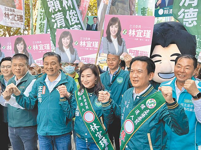 民進黨立委王定宇（前排左二起）、林宜瑾、林俊憲21日前往台南市選委會登記參選拚連任。（洪榮志攝）