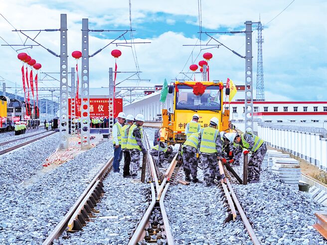 歷时9年，大陆滇藏铁路丽江至香格里拉段全线铺轨完成。（新华社）