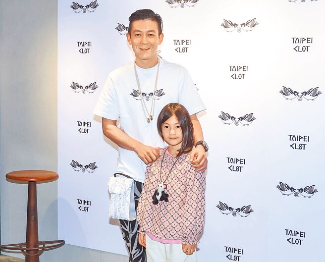 陈冠希（左）21日带着6岁女儿Alaia出席潮牌店新品上市活动。（粘耿豪摄）