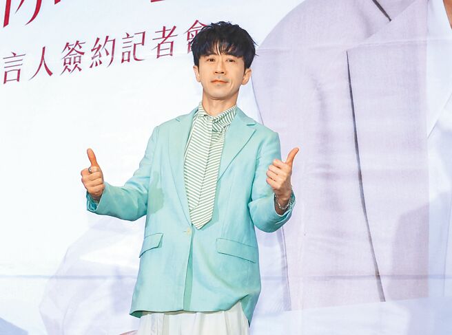 光良21日出席代言记者会，分享维持外型、身材的秘诀。（粘耿豪摄）