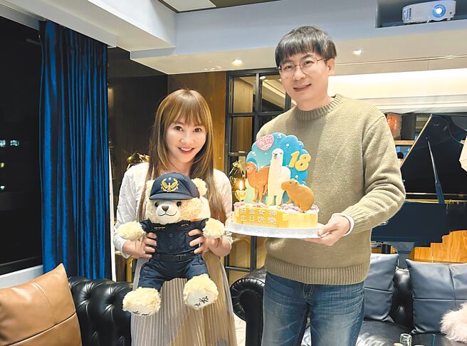 王宥忻（左）日前舉辦生日派對，前夫翁承旭到場祝福。（固力狗提供）