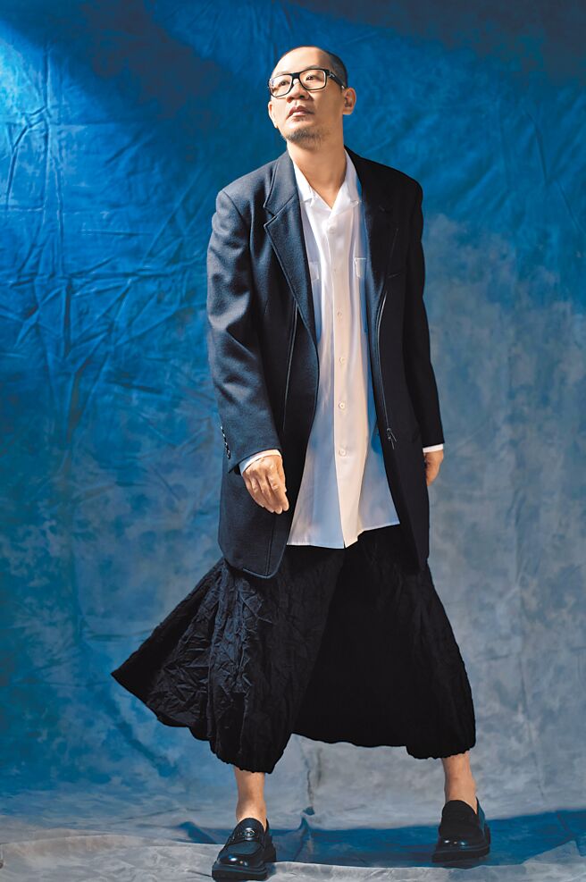 《五月雪》導演張吉安穿Yohji Yamamoto POUR HOMME，展現不流俗的時尚個性，側拉鍊長版西裝、開領長袖襯衫、碎褶烏鴉褲價格店洽。（JOJ PHOTO攝‧妝髮／正蘭）