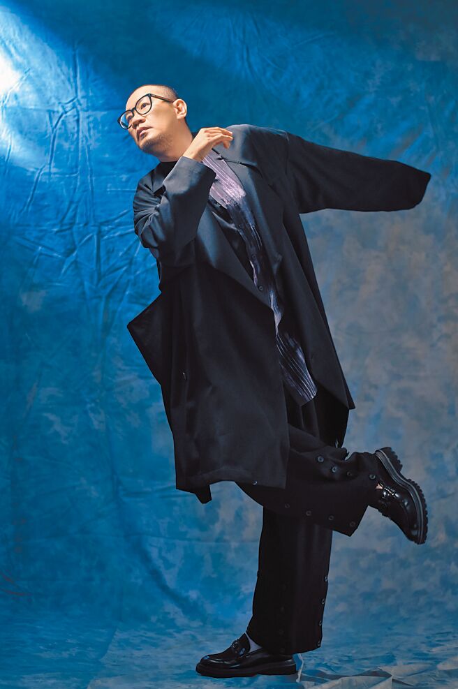 張吉安原就是藝術工作者，拍攝融入舞蹈動作，讓Yohji Yamamoto POUR HOMME充滿張力，造型翻領大衣、限定染繪交錯立領襯衫、復古側釦縮腿長褲價格店洽。（JOJ PHOTO攝‧妝髮／正蘭）