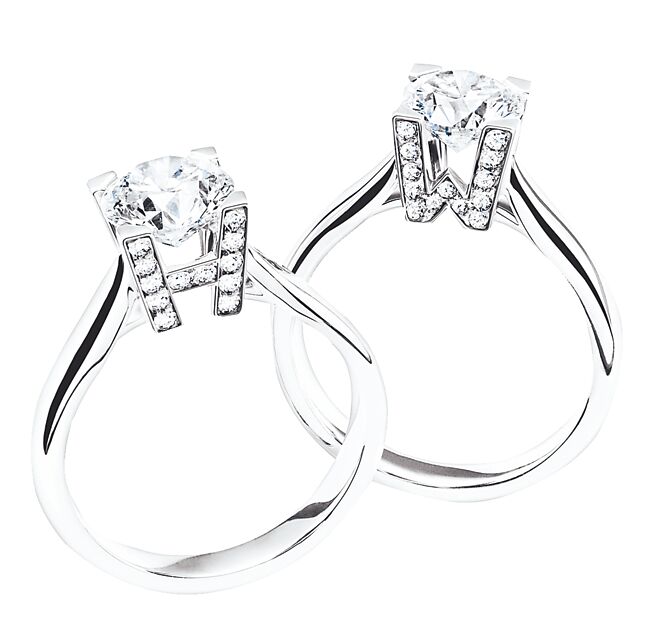 海瑞温斯顿的经典HW LOGO系列订婚戒指，HW有着「丈夫与妻子」的含意。（Harry Winston提供）