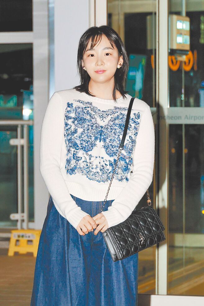 金敏赫以早春度假造型现身，多了知性味。（Dior提供）