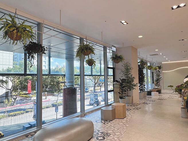 SOGO天母店2F盛大改装，全面採用大面积落地窗，并设有绿意休憩区。（吴奕萱摄）