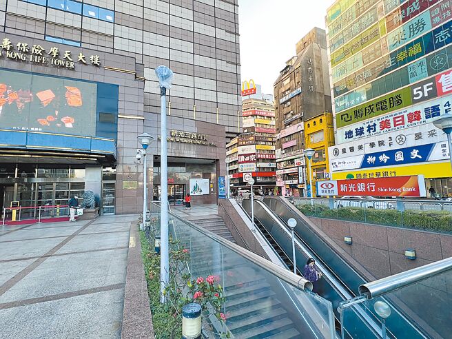 新光三越台北站前店有望在未来与站前地下街连通，把地下街人潮导引到百货。（吴奕萱摄）
